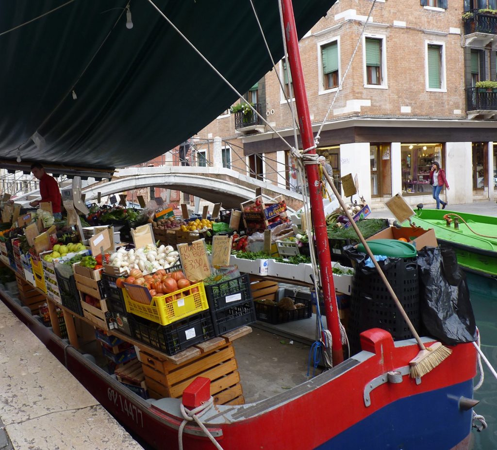 JJ10_venezia_negozio barca_frutta e verdura_Campo San Barnaba_musthave