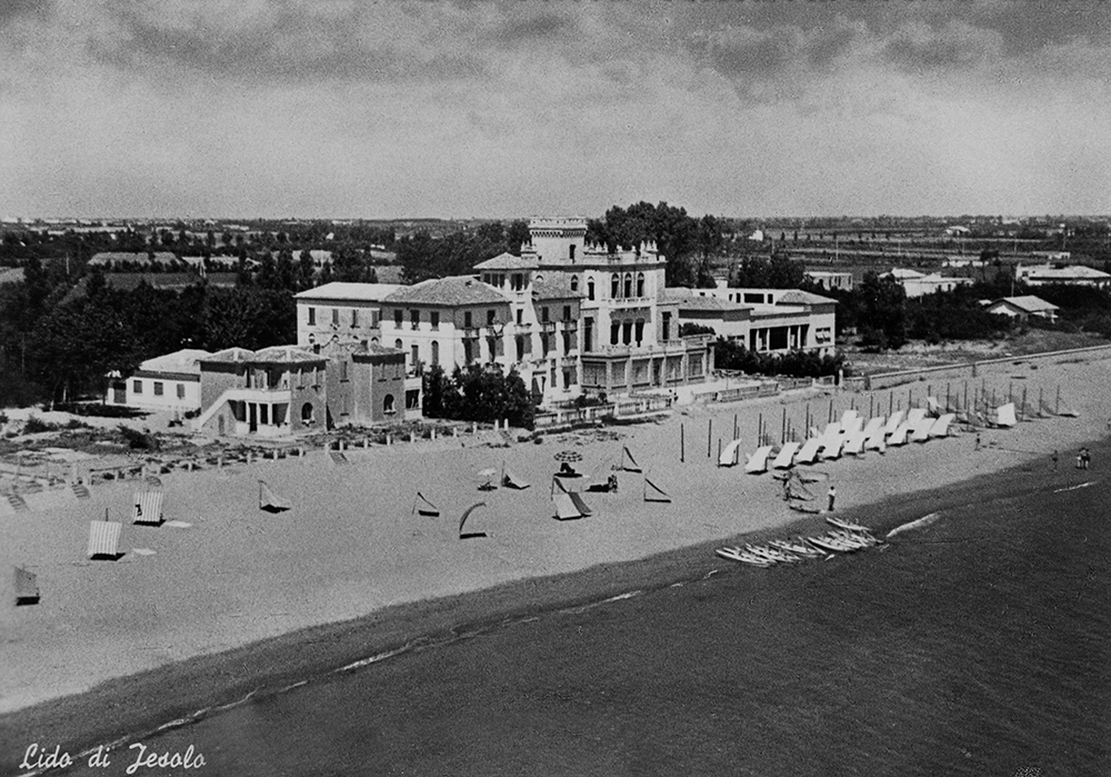 3_hotel casabianca-a sx futura casa rossa-a dx villa falk 1950